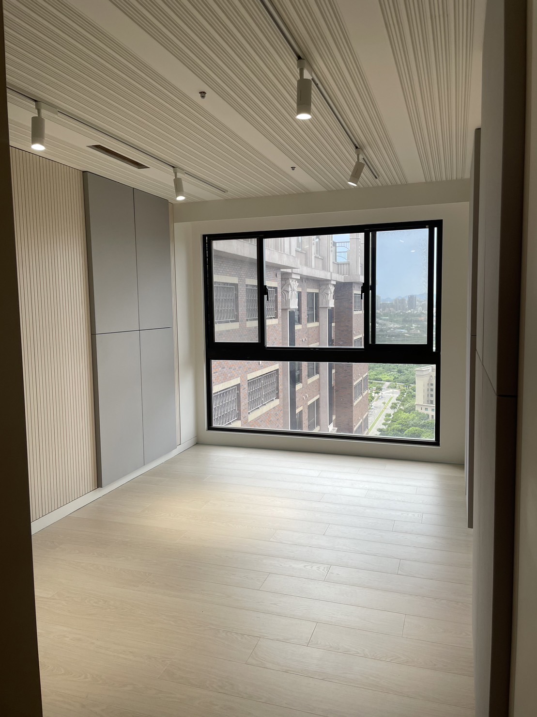 保留整面大開窗與採光窗景，高樓層向外無受音鄰戶