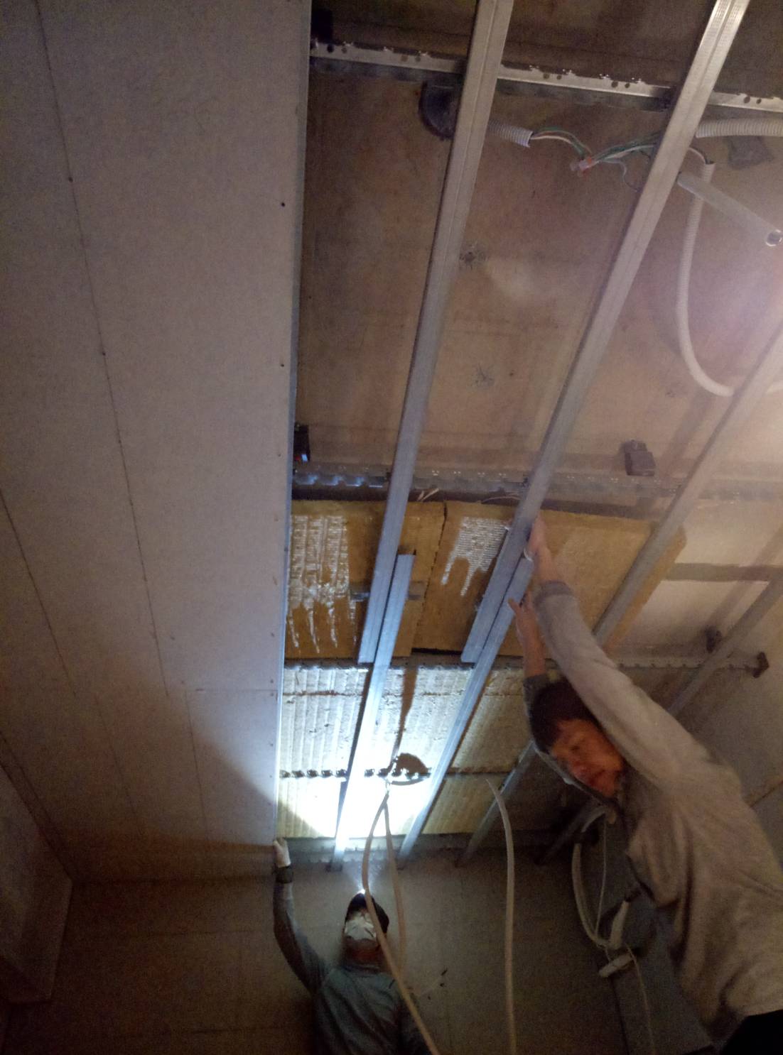 減振隔音天花板施工過程